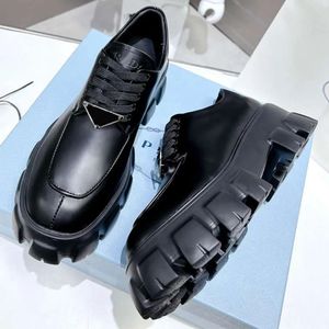 مصمم أحذية جلدية مصممة للسيدات من الجلد مقلوب براءة اختراع جلدية غير لامعة أسود أبيض.