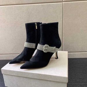 Botas curtas femininas de outono e inverno, bico fino de couro, salto stiletto, zíper lateral, camurça, strass