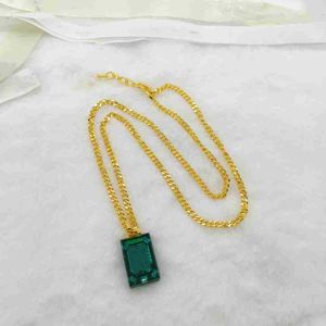 Mysterious retro emerald acrylic sugar necklace with deep allure and a very fresh visual effect