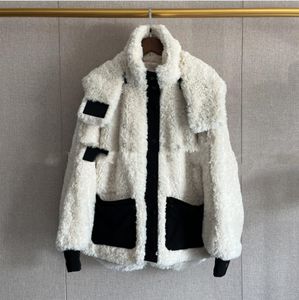 Fadan 2023 Autunno/Inverno Maj-e Nuovo Bianco e Nero Combinazione di due colori Cappotto con cappuccio in peluche allentato in lana di agnello rispettoso dell'ambiente artificiale per le donne