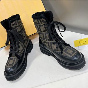 Novas botas femininas de grife martin botas mostrar estilo superior com logotipo da marca botas de motocicleta outono inverno botas anti deslizamento sola de borracha quente bota confortável de alta qualidade