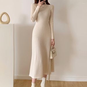 Frauenpullover solide gestrickte Kleid 2024 Herbst/Winter halb hoher Kragen A-Line Taille Retraction Pullover Slim Fit Pendler Pullover