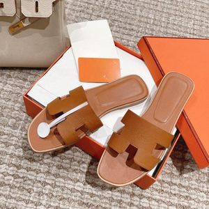 Designer-Sandalen aus echtem Leder, Damen-Hausschuhe, quadratische Zehenpartie, flache Top-Qualität, bequeme klassische Designer-Hausschuhe, elefantengraue Flip-Flops, Sommer-Freizeitsandalen