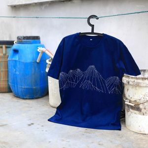 T-shirt da uomo Cinese tradizionale fatta a mano Blu tinto ricamato T-shirt in cotone di montagna ricamata Pianta da donna a maniche corte