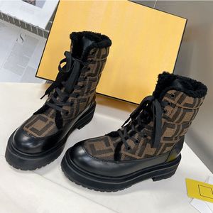 أحذية جديدة للبنات Martin Boots Boots Boots العلوي مع شعار العلامة التجارية أحذية دراجة نارية الخريف أحذية الشتاء أحذية SHEARLING LEALLE BOOTS LETER