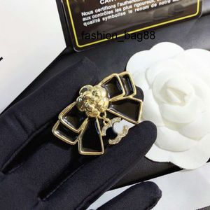 Ch Womens Stamp Brooch Luxury Brand Desinger Jewelry Diamond Pearl Pin Flower Brooch 18k Gold Plated Vintage Fashion lovers Gift Wedding party Accessories