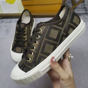 Casual skor resor mode skor vita sporttränare kvinnor snörning sneaker läder tyg gym platt botten designer sko plattform lady sneakers storlek 35--42 med låda