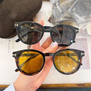 Projektanci mężczyźni i kobiety okulary przeciwsłoneczne okulary optyczne moda swobodne dwa soczewki Ukryty magnes adsorpcyjny soczewki Przezroczyste okulary świąteczne na świeżym powietrzu 5823-h-b
