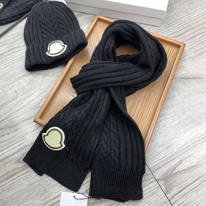 Gorro y bufanda de diseñador, traje de dos piezas con letras, bufandas tejidas, gorro para hombre, conjuntos cálidos para viajes al aire libre, regalos de Navidad, muy buenos