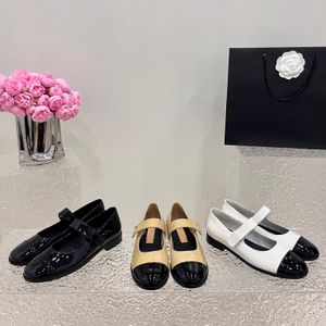 Mary Jane Ballerine Pelle di vitello verniciata nera Scarpe con cinturino alla caviglia con borchie e punta tonda slip-on Tacco basso da donna di alta qualità Calzature di fabbrica di designer di lusso