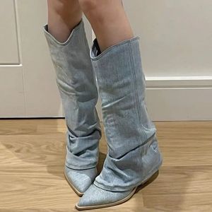 Stivali Pieghe Stivali alti alla coscia in denim blu per le donne Stivali da cowboy a punta con tacco spesso e tacco alto Donna Slip On Stivali lunghi occidentali 231007