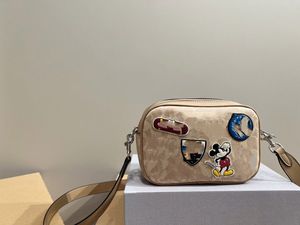 Designer väska kvinnor crossbody väskor mode tecknad dekal kamera väska designers axelväskor stor kapacitet shopping handväska