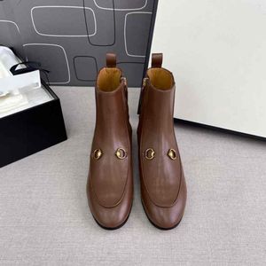 horseshoe buckle short boots, fashionable and generous short boots, soft sheepskin fabric, super comfortable foot feel, fashionable women's shoes.