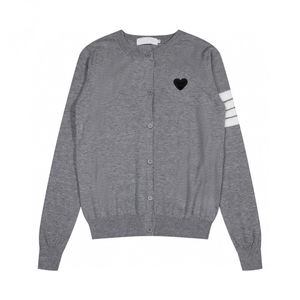 Gioca a CDGS a forma di cuore 1973 Maglioni da donna con scollo a V Commes Des Cardigan con frange in maglia Rei Kawak Cappotti da donna TB Maglieria invernale allentata a righe Nero Grigio Blu navy Soprabito