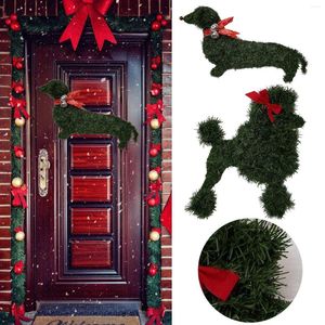 装飾的な花ダックスフンド犬の花輪人工枝緑の葉の玄関の手で覆われた壁ハンガークリスマス装飾