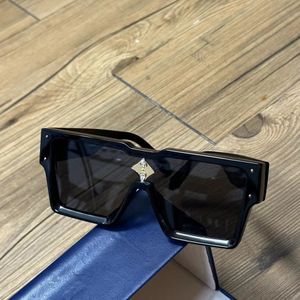 Schwarze Cyclone-Sonnenbrille mit quadratischem Rahmen, dunkelgraue Linse, Herren-Designer-Sonnenbrille, UV400-Brille, mit Box