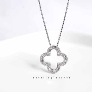 S925 Sterling Pure Silver Clover Designer Hollow Pendant Halsband Shining Zircon Crystal Lucky for Women Girl Link Chain Choker Halsband smycken gåva