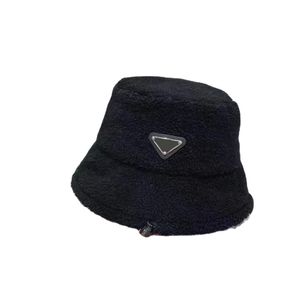 Fashion Wide Brim Hat Hat Designer Hat Plush Fisherman Hat P Triangle Mark Autumn Ins mångsidig koreansk varm potthatt Kvinnor Lammfleece Brand Hat For Woman