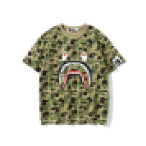 Ein badendes Affen-T-Shirt mit grünem Hai-Camouflage für Herren