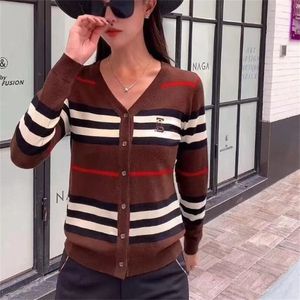 2023 Autumn Hotsales Brand Womens Sweters Designer Trend Nowy dziewczęcy temperament Pasped Jacquard Modny płaszcz swetra