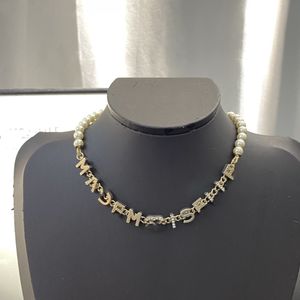 Lyx mode pärlhalsband designer smycken bröllop populära platina bokstäver hängen halsband kvinnor med c bokstav diamant pendan kanal ax45g