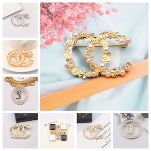 Luxury Women Men Designer Brand Letter Brooches 18K Gold Plated Inlay Crystal Rhinestone Jewelry Brooch Charm Pearl Pin Marry Christmas Party Love Gift Accessorie