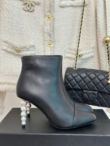 2023 designer kvinnor stövlar pärla läder pristagare platta avslappnade skor mjuka vinter varma flickor fårskinn vit svart sko plysch päls halv ankel boot 35-41