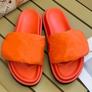 Designer tofflor mode nya kvinnors sandaler äkta läder platt botten strandskor utomhus anti slip skor brev tryckta skor godis geléskor inomhus skor