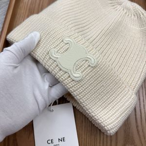 Üst tasarımcı Beanie İyi Malzeme Nakış Lüks Şapka Klasik UNISEX TREND Sonbahar Kış Zerafeti Çok Yönlü Mizaç Gündelik Moda Sıcak Hediye Güzel