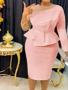 Grundläggande avslappnade klänningar Aomei Women Pink Party Dress Sexig långärmad pärlor Patch -lapptäcke Peplum Elegant knälängd Julkväll Afrikanska klänningar 231009