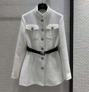 Europeiska och amerikanska kvinnokläder 2023 Autumn New Long Sleeve Stand Collar Belt White Single Breasted Fashion Tweed Coat