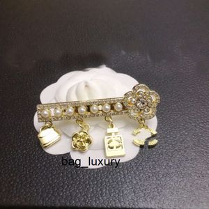 Moda luxo broche garrafa designer perfume marca broches 18k banhado a ouro pérola pinos de luxo meninas amor jóias festa de casamento broche de flor versátil com amor