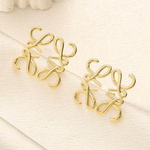 Tasarımcı Küpeler Lüks Kadın Moda Küpe Tasarımcı Vintage Marka Mektubu Studs Üst düzey bakır Malzeme Nişan Küpe Döngüsü Lady Wholesale için