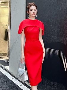 Arbetsklänningar 2023 Elegant Noble Temperament 2 Piece Set Women Red Cloak Topps Jacket Bridal Party Evening Vestidos Femme Birthday Outfits