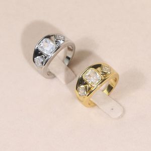 Guldpläterad Bezel Set Square Cubic Zirconia Finger Ring Högkvalitativ asfalterad kubisk zirkon Hip Hop Kvinnor Män ringer för bröllop smycken grossist