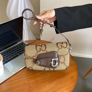 Projektantka mody to torba damska 2023 Autumn/Winter Nowe litery vintage słynne oryginalne metalowe klamra crossbody torebka torebka na ramię