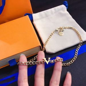 Kadın Tasarımcı Kolye Takı Paslanmaz Çelik Kolyeler V Harf Mücevherleri 18K Altın Kaplama Moda Tasarımcılar İçin Uzun Süvari Zinciri Yok Kutu