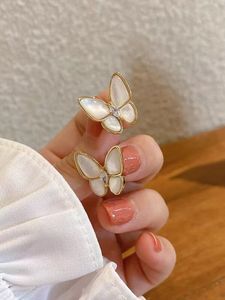 Butterfly Tasarımcı Küpeler 18K Altın Kaplama Acate Takı Pear-of Pearl Vintage Beyaz Saplama Kadınlar Erkek Kızlar Parti Düğün Takı Hediyeleri