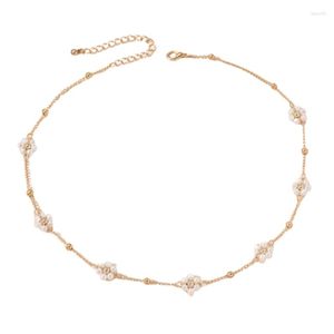 Ketten Zarte Perlenkette mit floralem Charme, Halsband mit Blumenperlen, Schlüsselbeinkette 124A