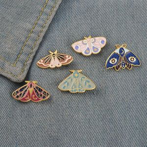 Kvinnor Insektserier Kläder Broscher Butterfly Moth Model Drop Oil Pins Europeiska legering Moon Eye Eyamel Cowboy Ryggsäck Badge Jewel172i