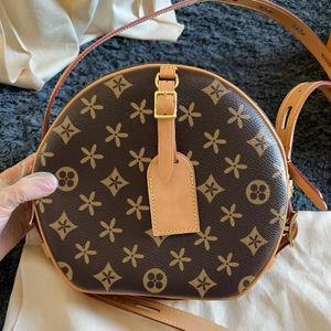 Äkta läder petite boite chapeau boite m45647 väskor lyxdesigner hobo kvinnor mens satchel koppling kors kropp resor axel mode cirkulär handväska