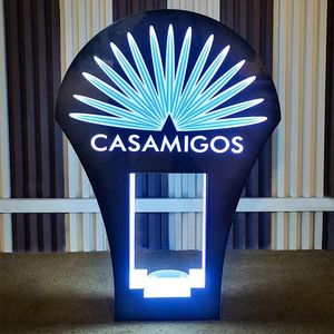 Brilho personalizado casamigos tequila garrafa apresentador led acrílico glorificador sinal de néon serviço de garrafa vip para festa boate lounge