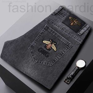 Herr jeans designer heta mens jeans smala fit fötter europeiska byxor elastiska unga män 8x1v