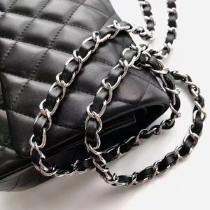 2023 Nya klassiska lyxdesigner Handväskor Lingge Flip Shoulder Bag Women's Handbag Chain Bag Gratis modeväskor