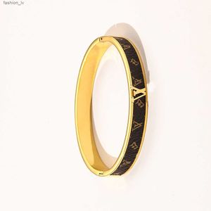 Mulheres Marca Pulseiras Bangle Designers Carta Jóias Couro Falso 18K Banhado A Ouro Pulseira De Aço Inoxidável Mulheres Jóias De Casamento Presentes ZG1183