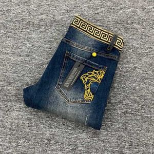 Mäns jeans designer plus size mens medusa broderade byxor raka ben byxor män mode vintage casual blixtlås åtkomst denim hög kvalitet ecle b8am