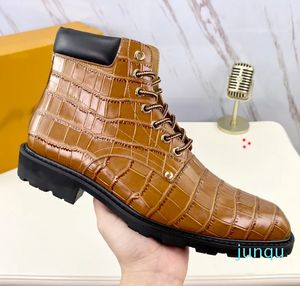 Man Martin Short Boots Cowhide Belt Backle Metal Bee Thick Heels Leather Designer High Heeled Fashion Diamond