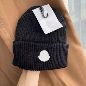 디자이너 Beanie Monclr Mens 모자 이탈리아 트렌디 한 따뜻한 겨울 새 울 니트 모자 공식 웹 사이트 버전