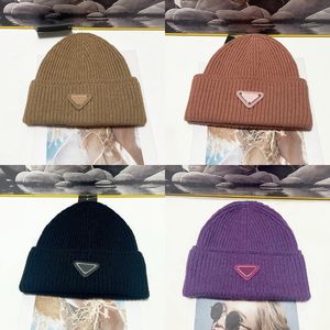 Mens Beanie Designer Sticked Winter Skull Caps Fluffy Fashion Dressy Lady Classical Triangle Cappello Luxury Designer Hats Simple Håll varma tillbehör PJ019