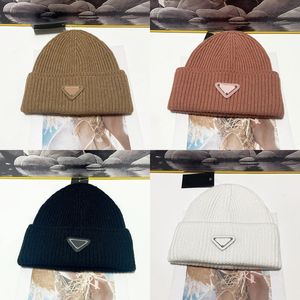 Gorro de designer macio feminino chapéus de malha para homens inverno outono quente luxuoso gorra senhoras lazer com carta moderna elasticidade crânio boné triângulo cor sólida pj019